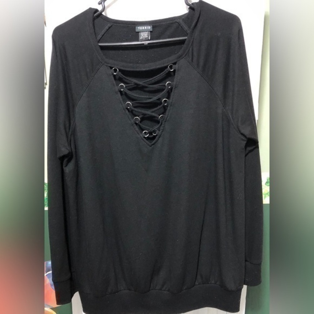 ✴️Torrid black long sleeve lace up neckline